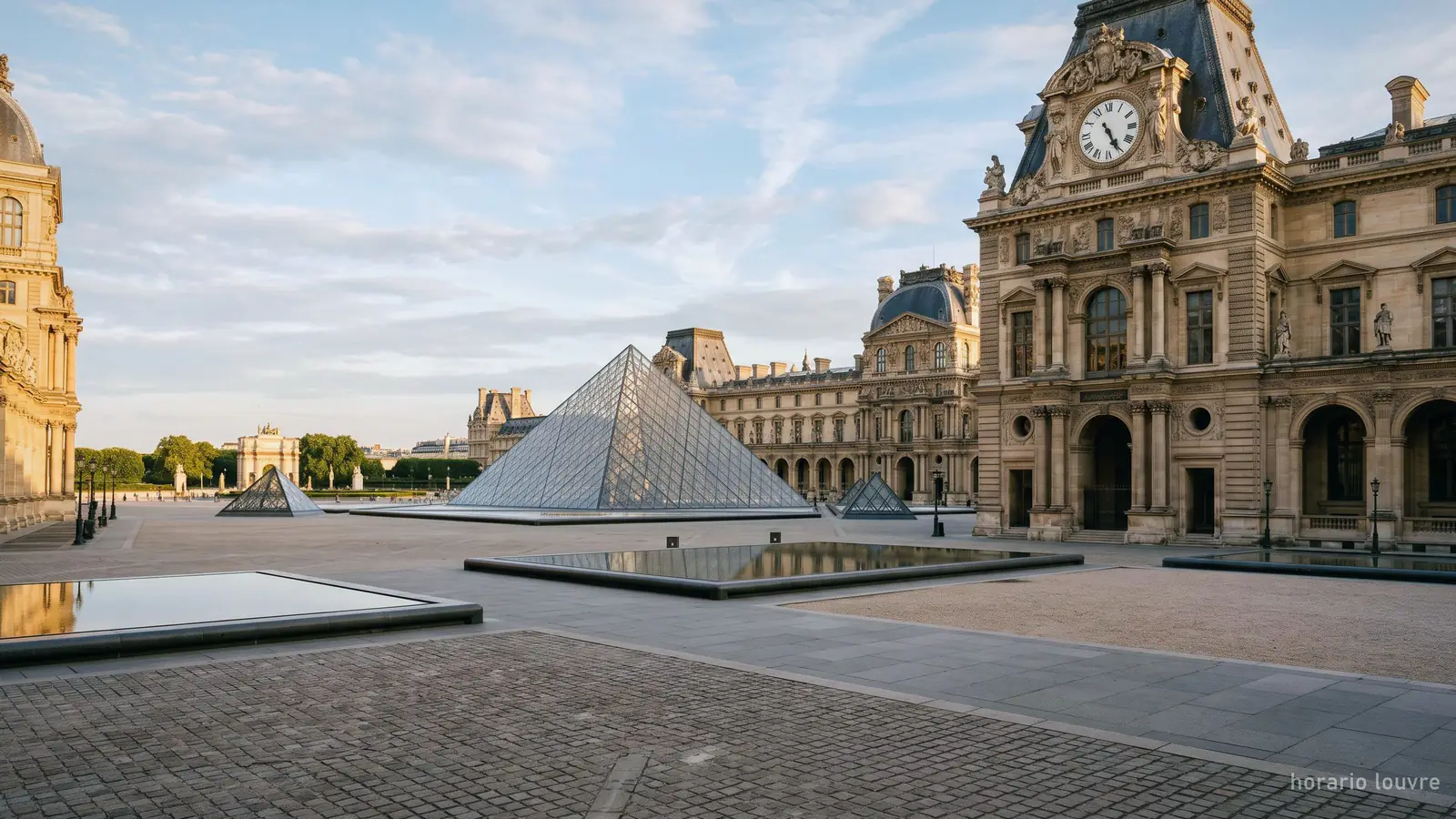 Imagen generada: un reloj en la fachada del palacio del Louvre con la pirámide debajo