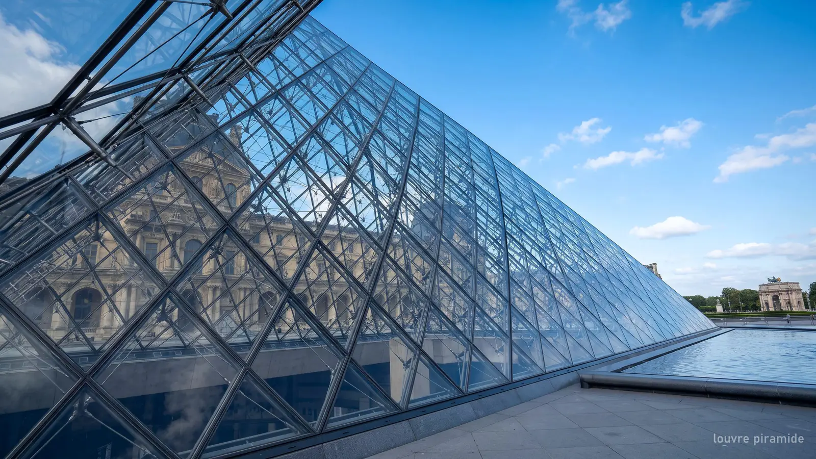 Imagen generada: la estructura de acero y cristal de la pirámide del Louvre contra el cielo