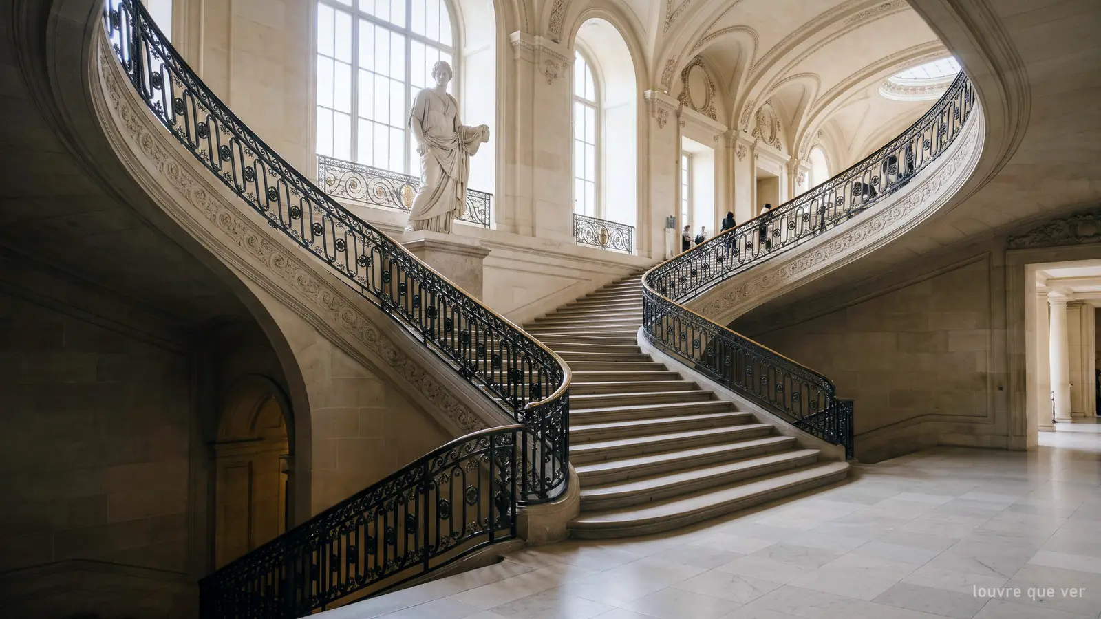 Imagen generada: una escalinata monumental de museo con una estatua de mármol en lo alto